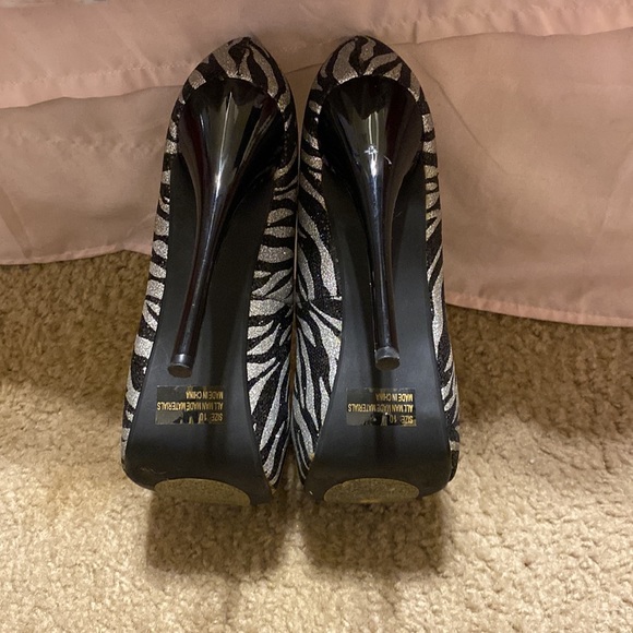 Qupid size 10, anti-slip on the bottom, small scuff on right heel. - Picture 3 of 5